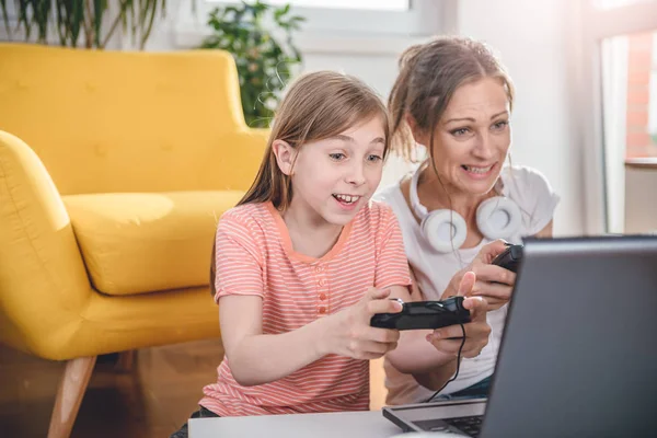 Mutter Und Tochter Spielen Hause Videospiele Auf Laptop — Stockfoto