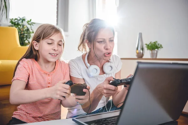 Mother Daughter Playing Video Games Laptop Home — Stock Photo, Image