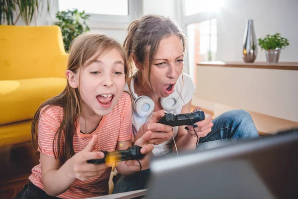 Moeder Dochter Spelen Van Videogames Laptop Thuis — Stockfoto