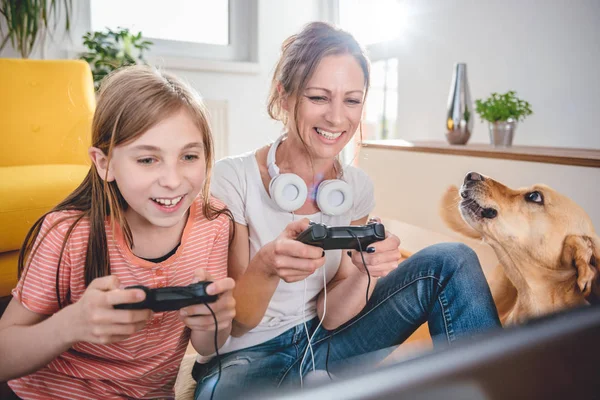 Mother Daughter Playing Video Games Laptop Home — Stock Photo, Image