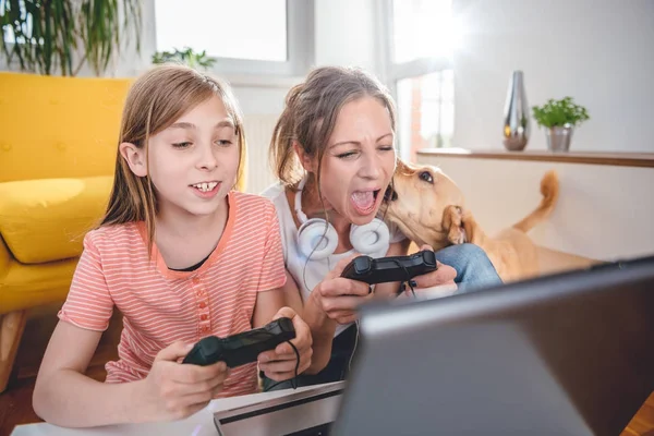 Anne Kızı Evde Dizüstü Bilgisayarda Video Oyunları Oynarken — Stok fotoğraf