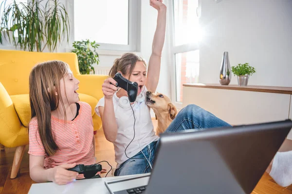 Mother Daughter Playing Video Games Laptop Home — Stock Photo, Image