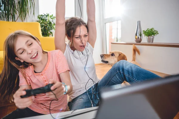 Mother Daughter Playing Video Games Laptop Home — Stock Photo, Image