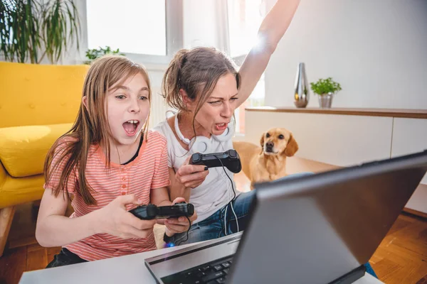 Mãe Filha Jogando Jogos Vídeo Laptop Casa — Fotografia de Stock