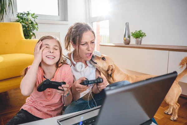 Madre Figlia Giocare Videogiochi Sul Computer Portatile Casa — Foto Stock