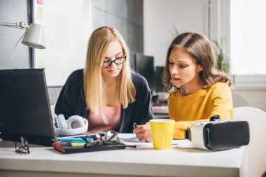 Office belgeyi iade iki iş kadınları
