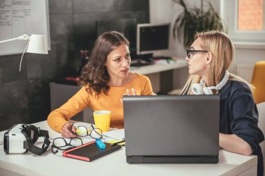 Ofiste bilgisayar kullanarak ve tartışmaya iki iş kadınları