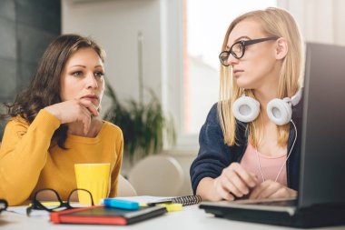 Ofiste bilgisayar kullanarak ve tartışmaya iki iş kadınları