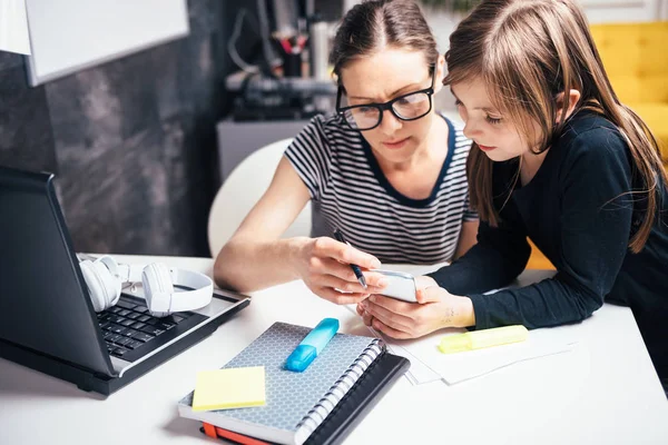 Madre Figlia Utilizzando Smart Phone Casa Ufficio — Foto Stock