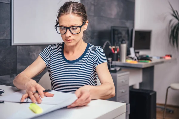 Mujer Con Anteojos Trabajando Hasta Tarde Oficina Escribiendo — Foto de Stock
