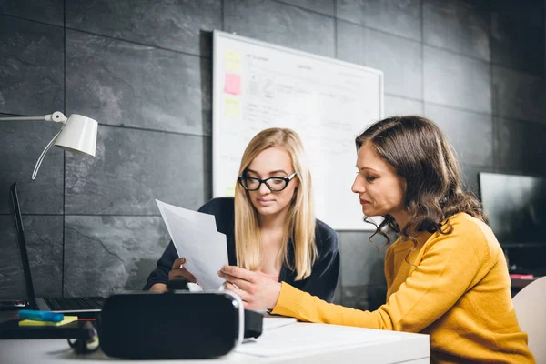 Zwei Geschäftsfrauen Die Büro Arbeiten Und Papierkram Schreibtisch Prüfen — Stockfoto