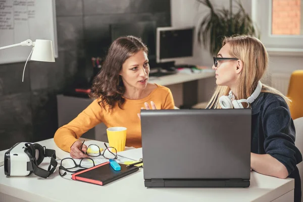 Duas Mulheres Negócios Usando Computador Escritório Discutindo — Fotografia de Stock