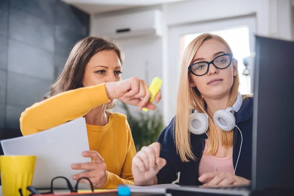 Dos Mujeres Negocios Usando Computadora Oficina Discutiendo — Foto de Stock