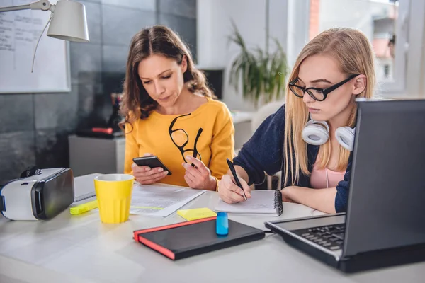 Dos Mujeres Negocios Trabajando Juntas Oficina — Foto de Stock