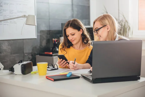 Zwei Geschäftsfrauen Die Zusammen Büro Arbeiten — Stockfoto