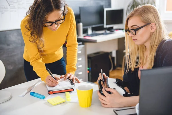 Duas Mulheres Negócios Trabalhando Juntas Escritório — Fotografia de Stock