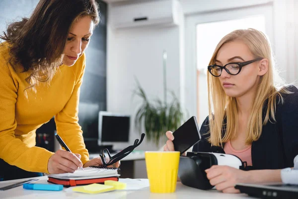 Zwei Geschäftsfrauen Die Zusammen Büro Arbeiten — Stockfoto