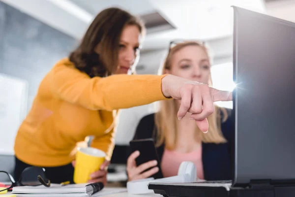 Dos Mujeres Que Trabajan Oficina Uso Computadora Portátil Mientras Que — Foto de Stock