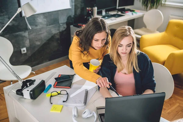 Dos Mujeres Que Trabajan Oficina Uso Computadora Portátil Mientras Que — Foto de Stock