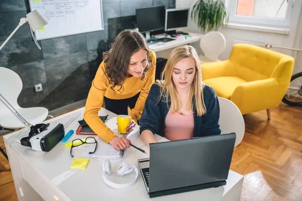 Dos Mujeres Negocios Trabajando Juntas Oficina — Foto de Stock