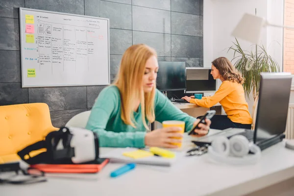 Las Mujeres Que Trabajan Computadora Oficina Uso Teléfonos Inteligentes Celebración — Foto de Stock