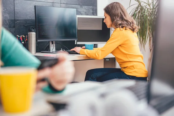 Mujer Trabajando Computadora Oficina Chica Primer Plano Usando Teléfono Inteligente — Foto de Stock