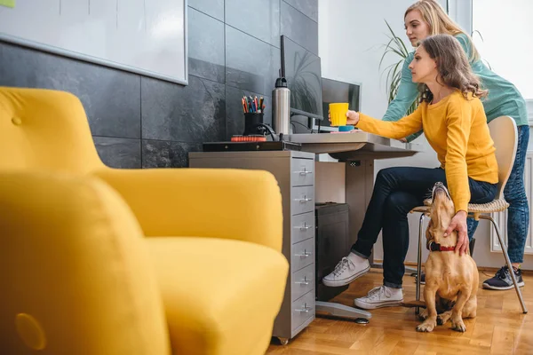 Dos Mujeres Negocios Junto Escritorio Trabajando Juntas Usando Una Computadora — Foto de Stock