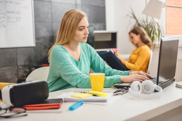 Jovem Empresária Feminina Vestindo Camisa Verde Fazendo Papelada Escritório — Fotografia de Stock