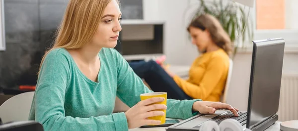 Joven Mujer Negocios Sentada Escritorio Bebiendo Café Usando Computadora Portátil — Foto de Stock