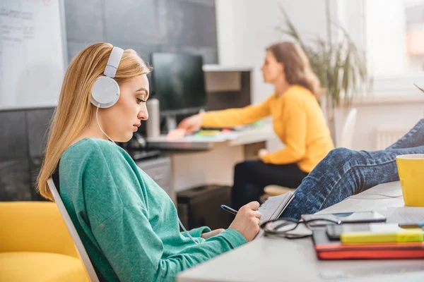 Jovem Mulher Negócios Sentada Uma Mesa Com Pernas Mesa Ouvindo — Fotografia de Stock