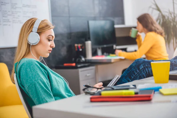 Joven Mujer Negocios Sentada Escritorio Con Las Piernas Mesa Escuchando — Foto de Stock