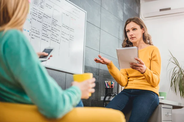 Zwei Geschäftsfrauen Treffen Sich Vor Dem Whiteboard — Stockfoto