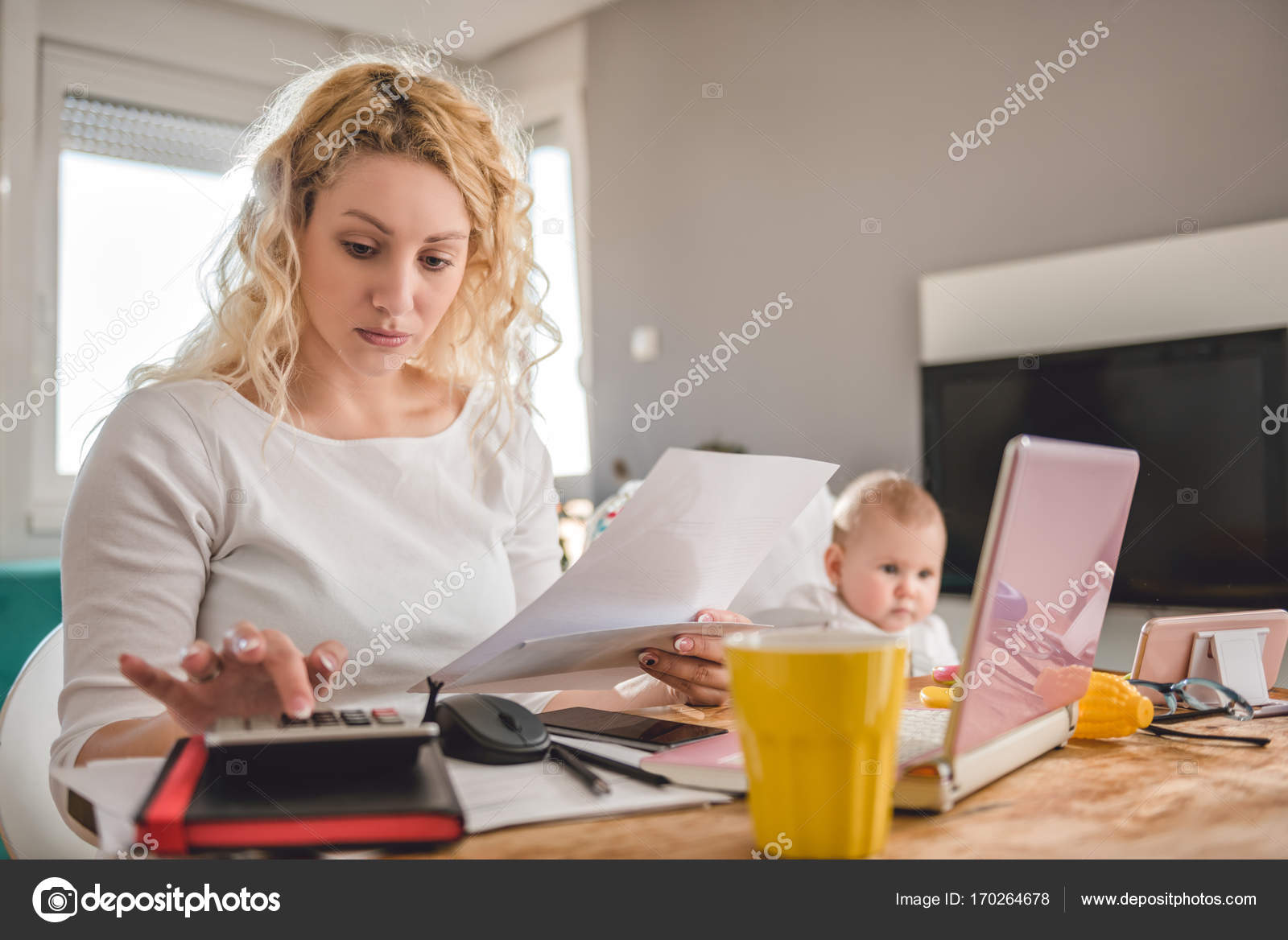 мама заботится. отец одиночка с ребенком. одинокая мама с ребенком. женщина с сыном. родитель одиночка.