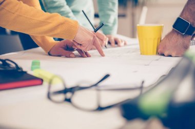İnsanların planları ofiste kontrol resmini kapatın