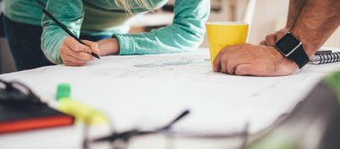 İnsanların planları ofiste kontrol resmini kapatın