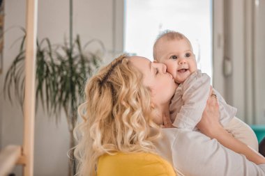 Anne ile bebek öpüşme