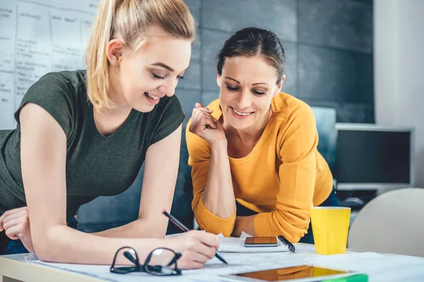 Dos Mujeres Negocios Oficina Revisando Planos Escritorio — Foto de Stock