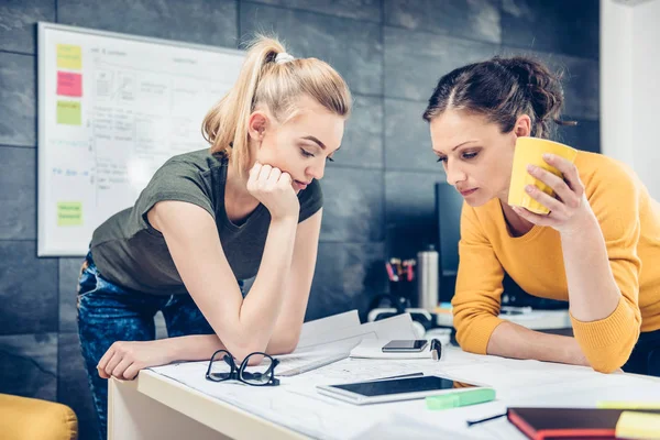 Dos Mujeres Negocios Oficina Revisando Planos Escritorio — Foto de Stock