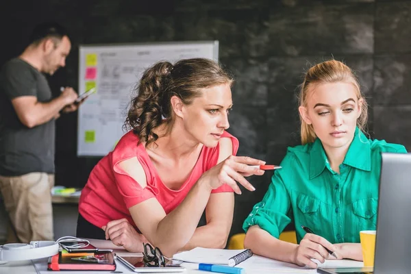 Duas Mulheres Tendo Reunião Mesa Usando Laptop — Fotografia de Stock