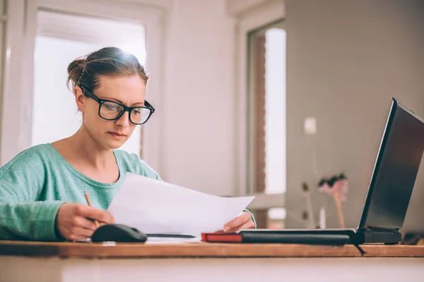 Mujer Con Anteojos Sentada Escritorio Casa Haciendo Papeleo — Foto de Stock