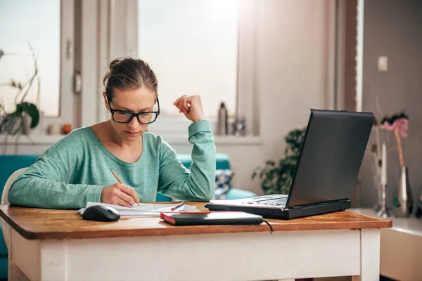 Kobieta Nosząca Okulary Siedzi Przy Biurku Domu Robi Formalności — Zdjęcie stockowe