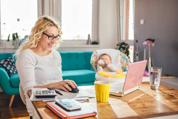 Anya Visel Szemüveget Office Laptop Otthoni Munkavégzés Baba Gondozása — Stock Fotó