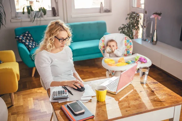 어머니 집에서 사무실에 노트북 그리고 그녀의 아기를 돌보는 — 스톡 사진