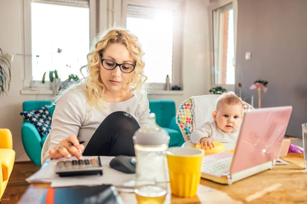 Pequeño Bebé Viendo Dibujos Animados Teléfono Inteligente Mientras Madre Haciendo — Foto de Stock