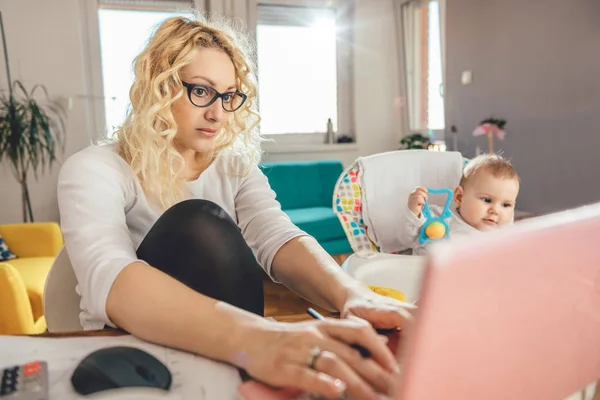 Mãe Vestindo Óculos Trabalhando Escritório Casa Laptop Cuidando Seu Bebê — Fotografia de Stock