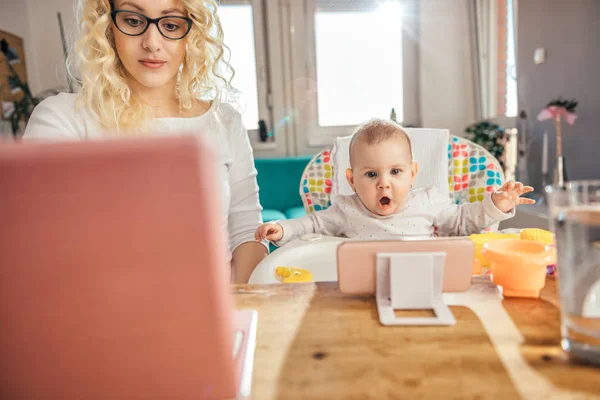 Matka Nosí Brýle Pracovat Doma Office Notebooku Starat Své Dítě — Stock fotografie