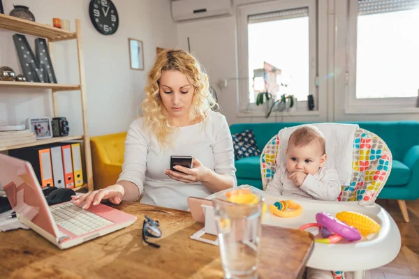 Anya Otthon Dolgozik Office Segítségével Okos Telefon Baba Gondozása — Stock Fotó