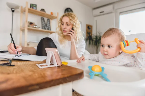 Bebê Animado Assistindo Telefone Inteligente Enquanto Mãe Fala Telefone Inteligente — Fotografia de Stock