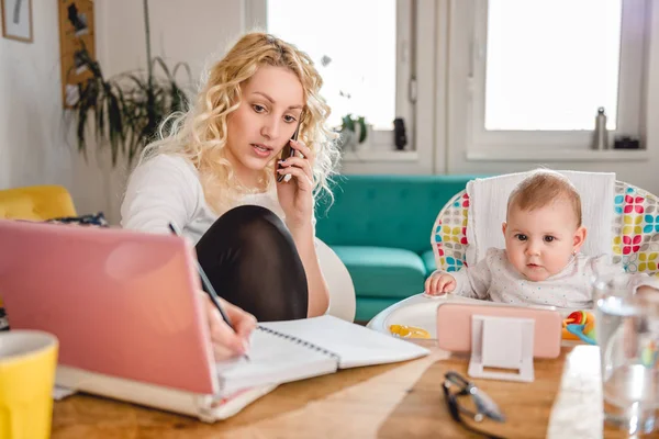 Madre Hablando Por Teléfono Inteligente Anotando Notas Oficina Del Hogar — Foto de Stock