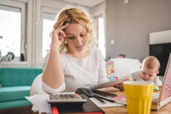Endişeli anne zarfa evde ofis arayan ve onu Bebek Bakımı